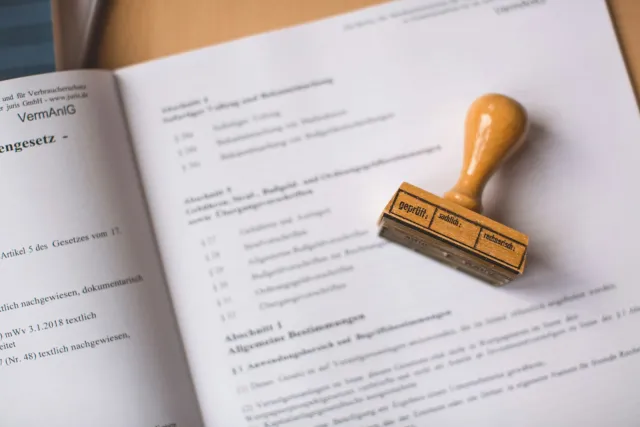 Stempel pada dokumen usaha